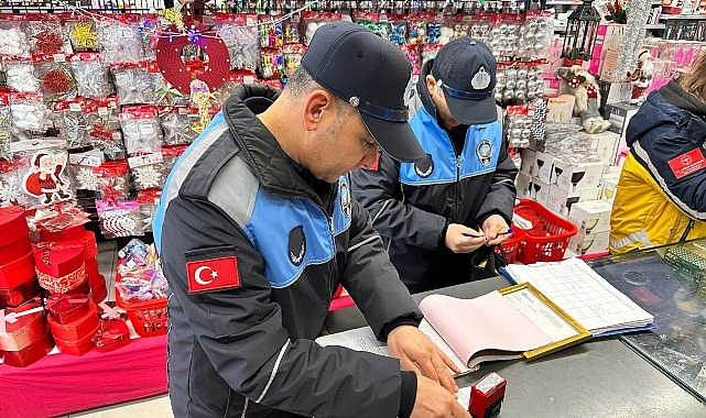 Bakırköy Belediyesi Zabıta Müdürlüğü ekipleri, vatandaşların yılbaşı hazırlıklarını yaptığı market,