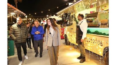 Çeşme Belediye Başkanı Lâl Denizli, yeni yıl dolayısıyla belediye personeliyle