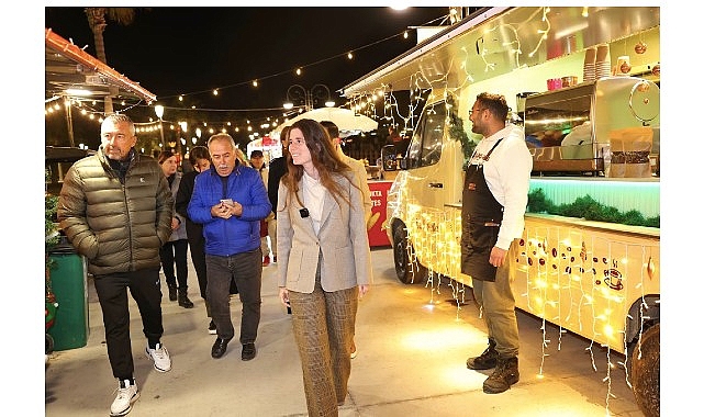 Çeşme Belediye Başkanı Lâl Denizli, yeni yıl dolayısıyla belediye personeliyle