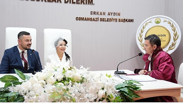 Osmangazi Belediye Başkanı Erkan Aydın, 2025 yılının son nikahını kıyarak