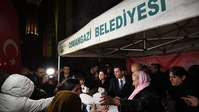 Osmangazi Belediye Başkanı Erkan Aydın, Ulucami’de kandil simidi ikramında bulunarak
