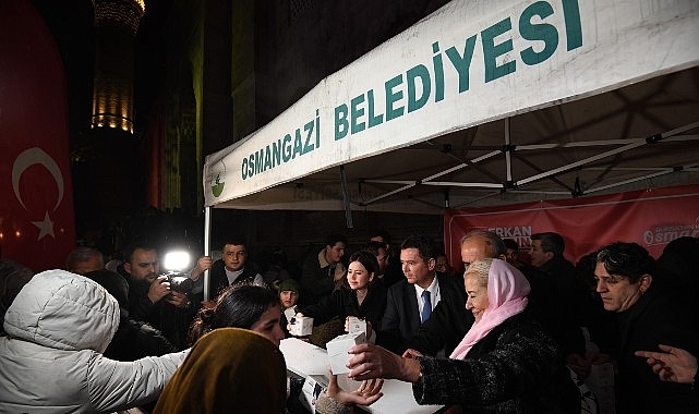Osmangazi Belediye Başkanı Erkan Aydın, Ulucami’de kandil simidi ikramında bulunarak