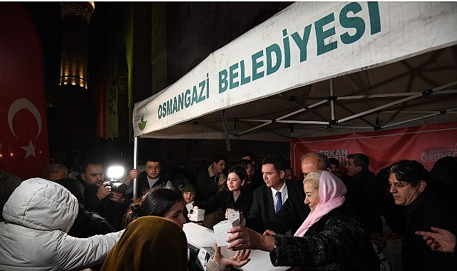 Osmangazi Belediye Başkanı Erkan Aydın, Ulucami’de kandil simidi ikramında bulunarak