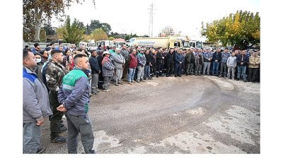Kemer Belediye Başkanı Necati Topaloğlu belediye personeliyle bir araya gelerek