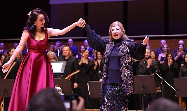 Türk Halk Müziği’nin efsane ismi 84 yaşındaki Bedia Akartürk, İzmir