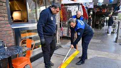 Bornova Belediyesi Zabıta ekipleri, ilçenin en yoğun bölgelerinden olan Küçükpark’ta