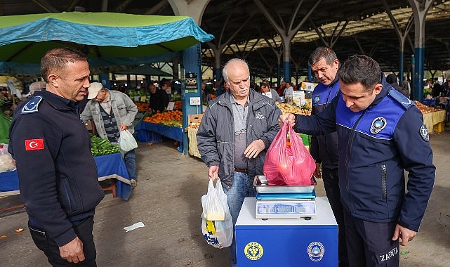 Buca Belediyesi, semt pazarlarında “Tartı Kontrol Noktası” uygulamasını hayata geçirdi.