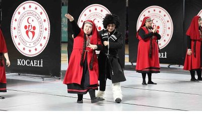 Kocaeli Büyükşehir Belediyesi'nin düzenlediği 'Engelsiz Adımlar Halk Oyunları Yarışıyor' isimli