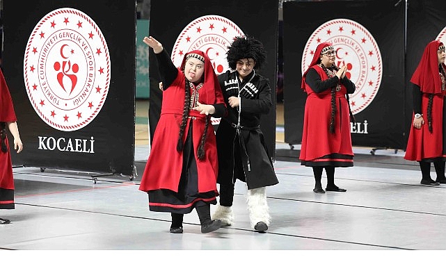Kocaeli Büyükşehir Belediyesi'nin düzenlediği 'Engelsiz Adımlar Halk Oyunları Yarışıyor' isimli