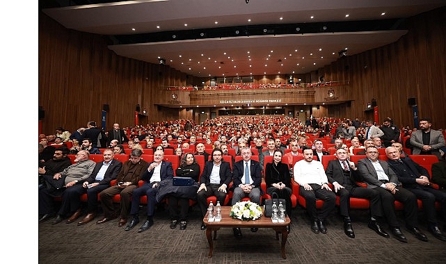 Kocaeli Büyükşehir Belediyesi’nin Aşık Veysel Anma Programı, yoğun bir katılıma