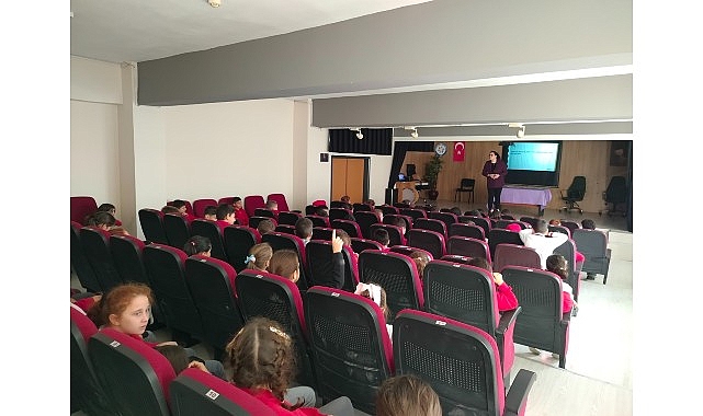 Kocaeli Büyükşehir Belediyesi tarafından yürütülen engellilik farkındalığı eğitimleri, ilkokul ve