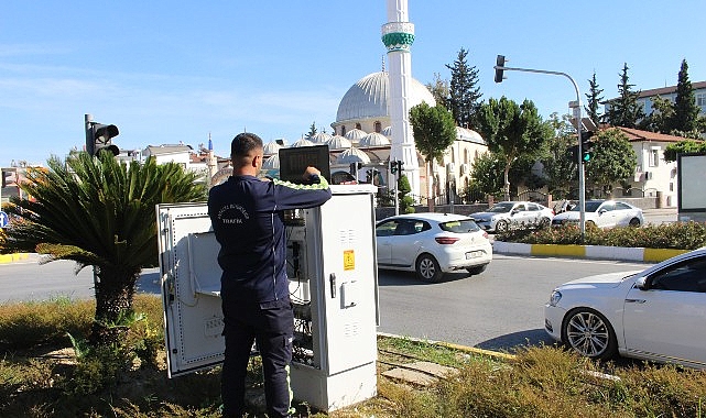 Antalya Büyükşehir Belediyesi ekipleri, Manavgat’ta ekonomik ömrünü tamamlamış olan trafik