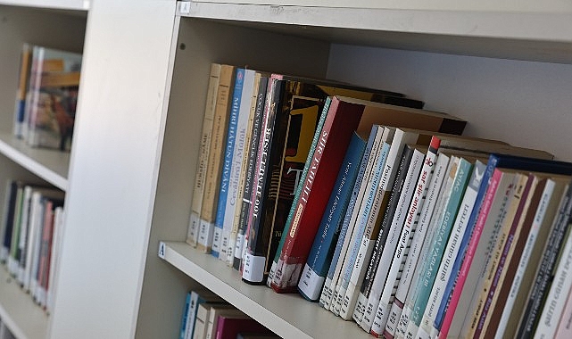 Antalya Büyükşehir Belediyesi’ne bağlı Doğan Hızlan Kütüphanesi, zengin kitap arşiviyle