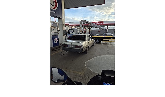 Kocaeli Büyükşehir Belediyesi Zabıta ekipleri, aracının benzini bittiği için yolda