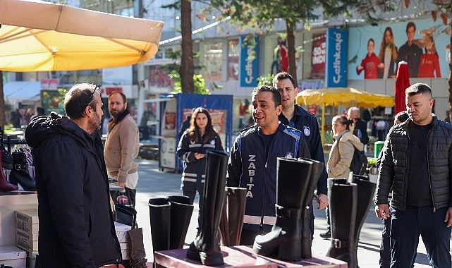 Antalya Büyükşehir Belediyesi zabıta ekipleri, kent estetiğinin korunması, vatandaşların kaldırımlarda