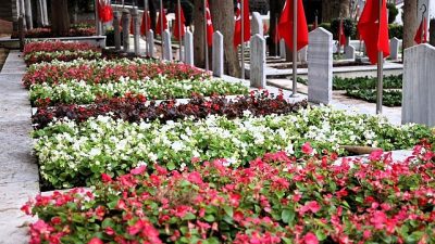 Kocaeli Büyükşehir Belediyesi, Bağçeşme’deki Namazgâh ve Polis Şehitliği’nde gerçekleştirdiği çiçek