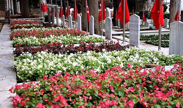 Kocaeli Büyükşehir Belediyesi, Bağçeşme’deki Namazgâh ve Polis Şehitliği’nde gerçekleştirdiği çiçek