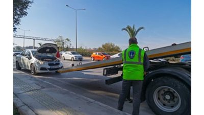İzmir Büyükşehir Belediyesi, iki çekici aracıyla günün yoğun saatlerinde arızalı