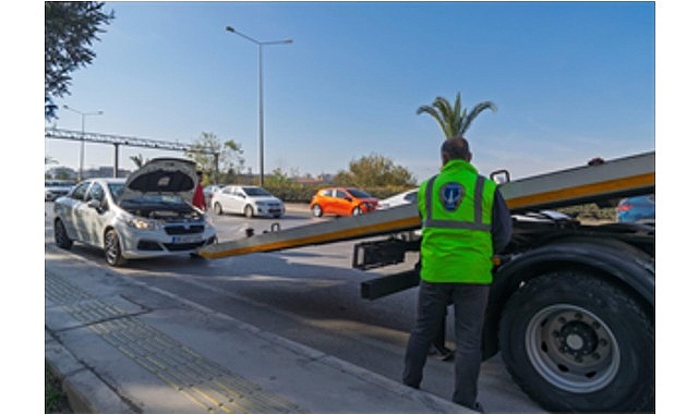 İzmir Büyükşehir Belediyesi, iki çekici aracıyla günün yoğun saatlerinde arızalı