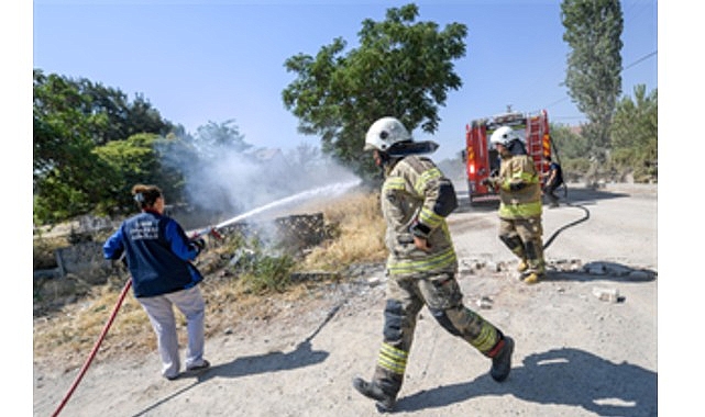 İzmir Büyükşehir Belediyesi’nin yangın riski yüksek bölgelerde bulunan muhtarlıklara dağıttığı