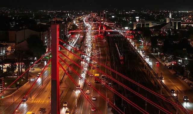 Kocaeli Büyükşehir Belediyesi, şehir siluetine estetik dokunuşlar ekleyerek vatandaşlara ışıltı