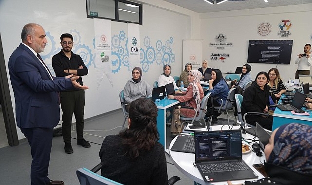 Canik Belediyesi'nin gerçekleştirdiği 'Girişimci Kadınlar İçin Yapay Zekâ ve Girişimcilik'
