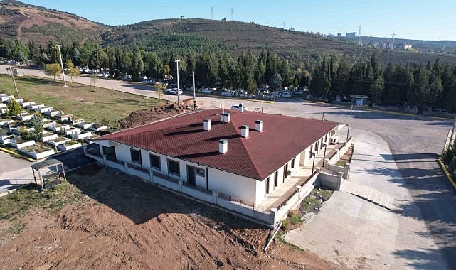 Kocaeli Büyükşehir Belediyesi tarafından yapımı tamamlanan Derince Mezarlık Hizmet Binası