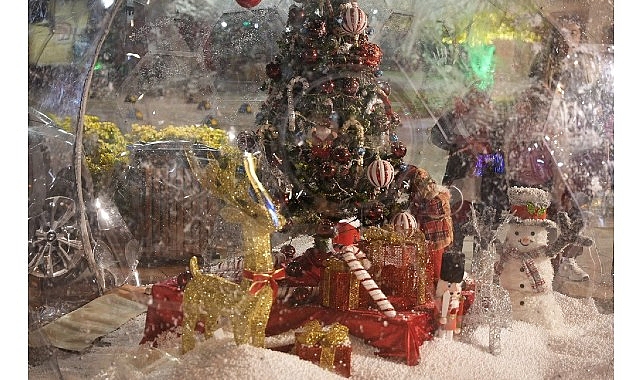 Çeşme Belediyesi, yılbaşı coşkusunu ilçe geneline yaymak amacıyla aralık ayı