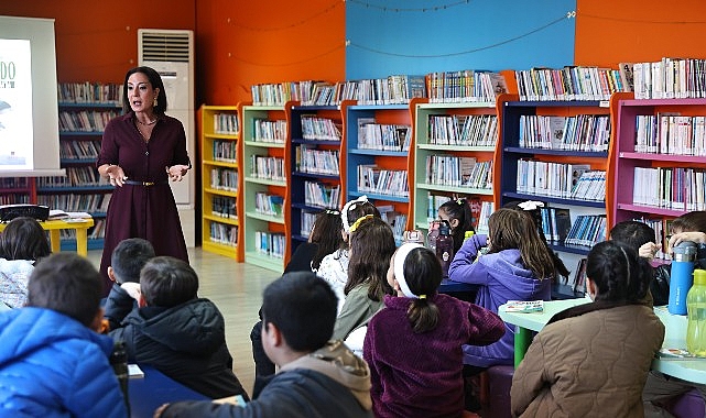 Antalya Büyükşehir Belediyesi’ne bağlı Doğan Hızlan Kütüphanesi’nde düzenlenen etkinlikte çocuklar,