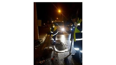 Didim’de gece saatlerinde etkili olan sağanak yağış, belediye ekiplerini alarma