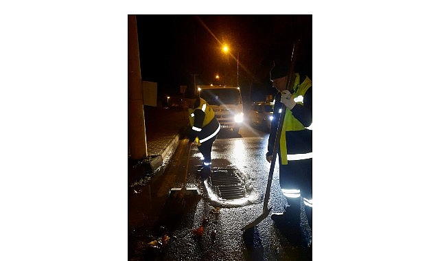 Didim’de gece saatlerinde etkili olan sağanak yağış, belediye ekiplerini alarma