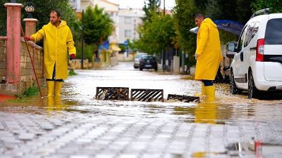 Didim’de etkisini gösteren yoğun yağışın ardından kent genelinde oluşan su