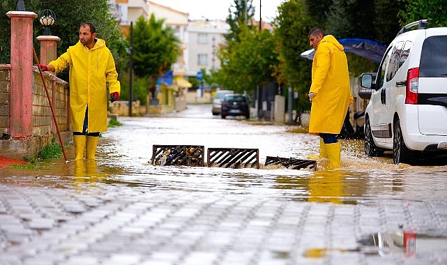Didim’de etkisini gösteren yoğun yağışın ardından kent genelinde oluşan su