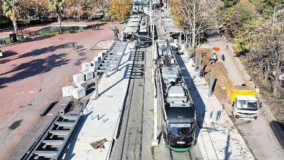 İzmir Büyükşehir Belediyesi Şehir Tiyatroları’nın Cervantes’in klasik eserini çağdaş bir