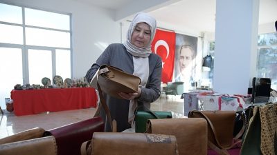 Kahramankazan Belediyesi Kültür Evleri’nde eğitim alan kursiyerlerin el emeği göz