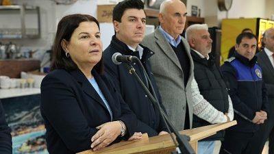 Foça Belediyesi, yeni yıl öncesinde belediye personeliyle düzenlenen buluşmada bir