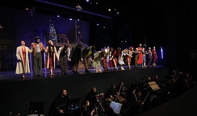 İstanbul Büyükşehir Belediyesi Şehir Tiyatroları, hikayesi, müzikleri ve dekoruyla dikkat