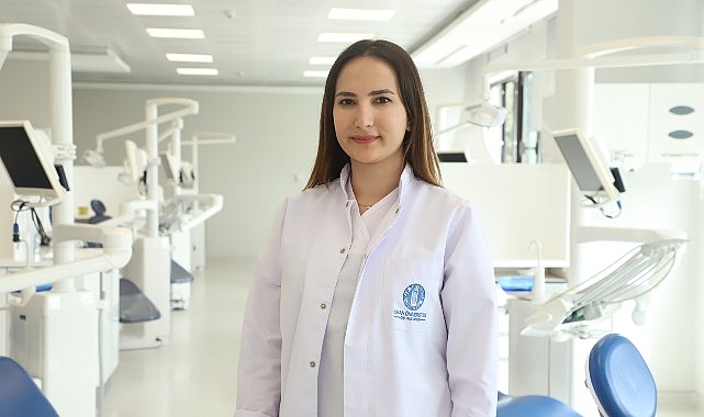 Diş eti büyümesi (diş eti hiperplazisi), genellikle diş ile diş