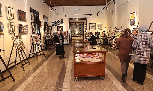 Kocaeli Güzel Sanatlar Galerisi’nde açılan “Kumaşların Dansı” sergisi, Kocaeli Büyükşehir