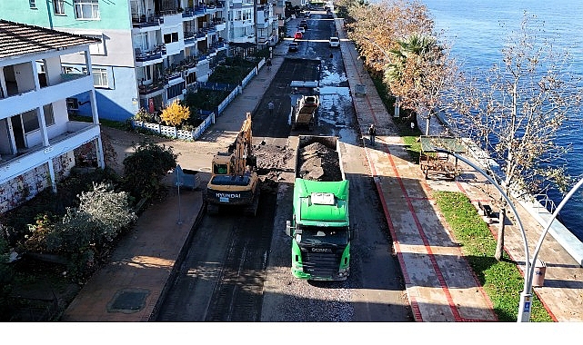 Kocaeli Büyükşehir Belediyesi, kent genelinde yol yapım ve onarım çalışmalarını