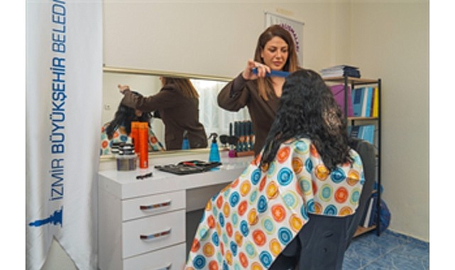 İzmir Büyükşehir Belediyesi, ücretsiz Güçlenme Durağı Mobil Kuaförlük Hizmetini, Bayraklı