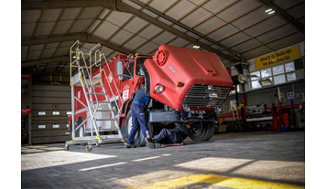 İzmir İtfaiyesi personeli sahada özveriyle görev yaparken arkalarında da güçlü