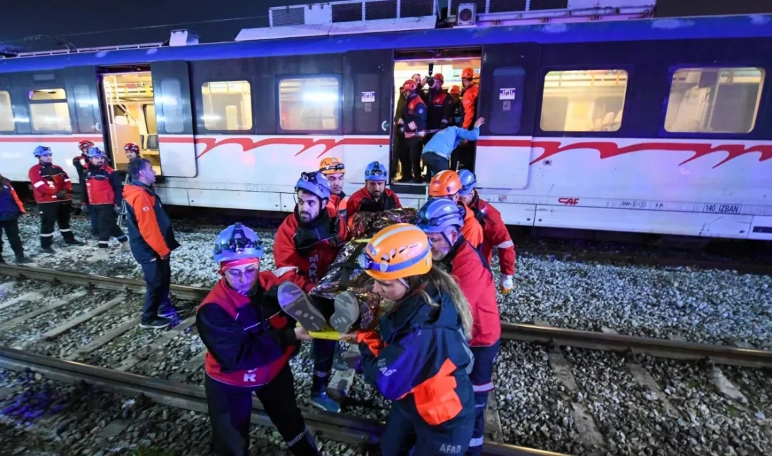 Menemen İZBAN İstasyonu’nda düzenlenen tatbikatta, deprem sonrası tren kazasına müdahale
