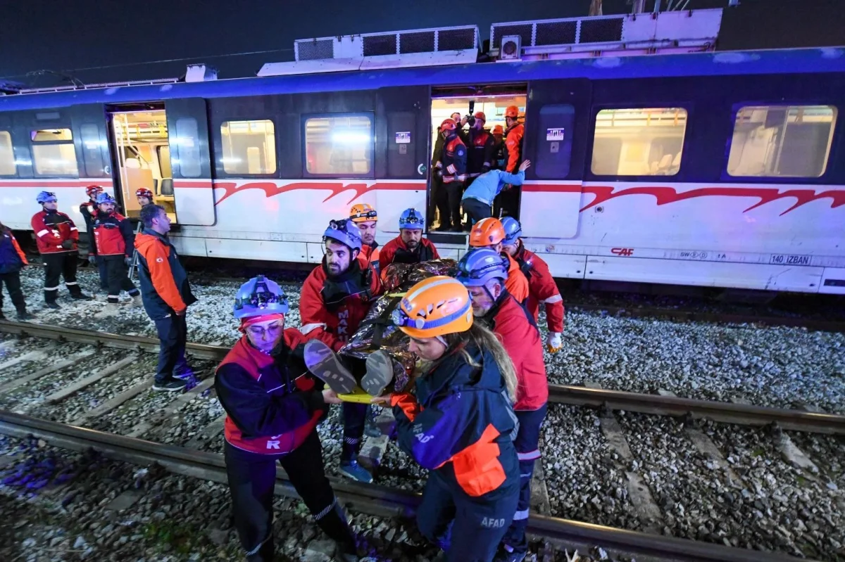 Menemen İZBAN İstasyonu’nda düzenlenen tatbikatta, deprem sonrası tren kazasına müdahale