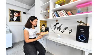 Okul öncesinden üniversiteye kadar uzanan desteklerle İzmir Büyükşehir Belediyesi, çocukların