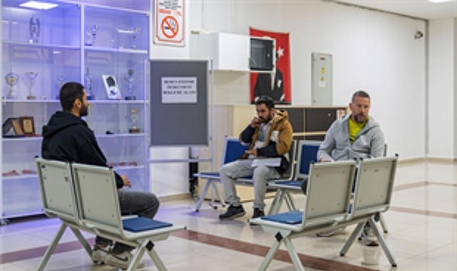 İzmir Büyükşehir Belediyesi, 2025’te 1550 okula spor malzemesi desteği sağladı.