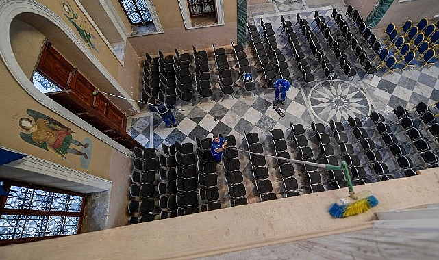 İzmir Büyükşehir Belediyesi’nin temizlik ekipleri, kent genelindeki camilerden cemevlerine, sinagoglardan