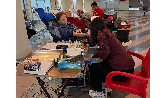 Gölcük Belediyesi, kan stoklarına takviye sağlamak amacıyla Türk Kızılay’ı iş