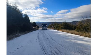 İzmir’in yüksek kesimleri, hava sıcaklıklarının düşmesi ve kar yağışının etkisiyle