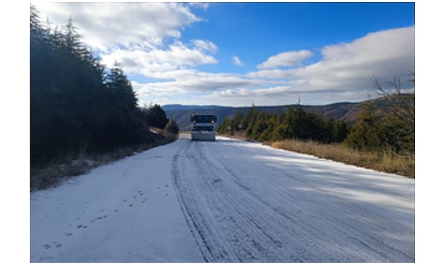 İzmir’in yüksek kesimleri, hava sıcaklıklarının düşmesi ve kar yağışının etkisiyle